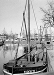 854261 Gezicht op de Stadsbuitengracht te Utrecht, ter hoogte van de Nieuwekade, met op de voorgrond een schip van ...